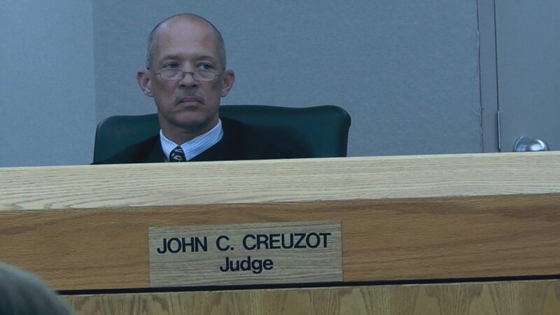 Richter John C. Creuzot wird vorgeworfen, bei der Verhandlung gegen Jonathan Reed im Mordfall Jeannie Wadle eine falsche Entscheidung getroffen zu haben. – Bild: ZDF und Flicker Productions