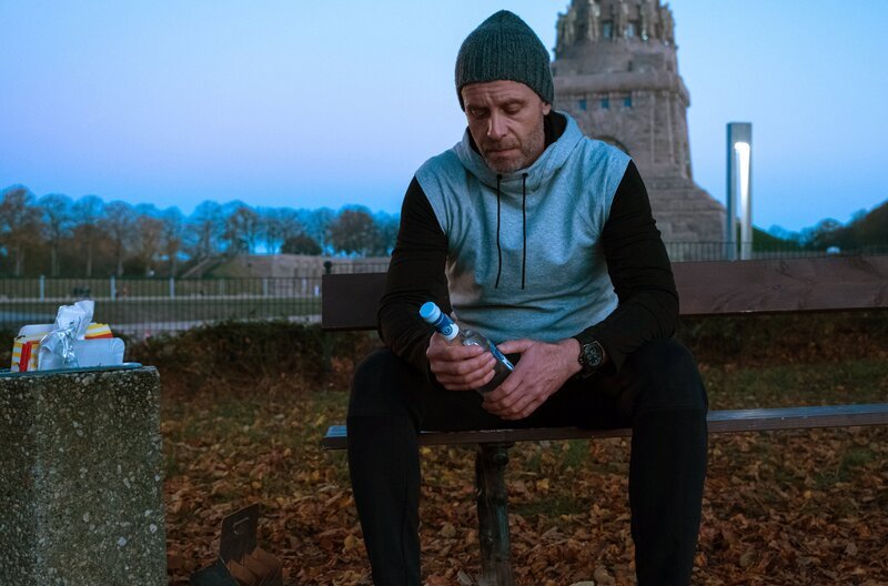 Bea Hölsch (Daniela Wutte, re.) ist mit Fieber umgekippt und hat sich einen Schlüsselbeinbruch zugezogen. Ihren behandelnden Arzt Dr. Martin Stein (Bernhard Bettermann, li.) bringt sie mit ihrem sehr anschmachtenden Verhalten in eine ziemlich unangenehme Situation. Auch Dr. Kathrin Globisch (Andrea Kathrin Loewig, mi.) ist ziemlich irritiert. – Bild: MDR/​Saxonia Media/​Sebastian Kiss