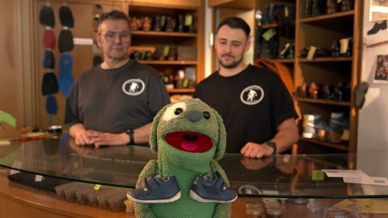 Wie wird ein Schuh repariert? 1 – Bild: WDR/​Die Sendung mit dem Elefanten