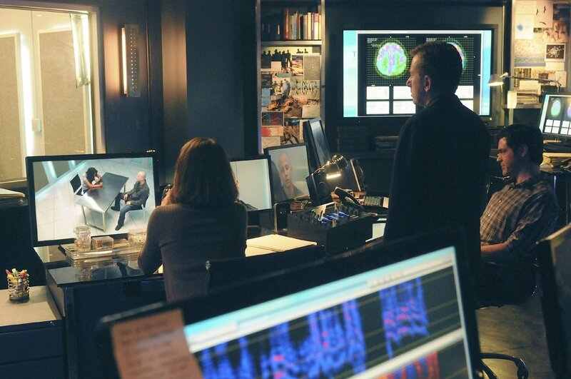 Dr. Gillian Foster (Kelli Williams), Dr. Cal Lightman (Tim Roth) und Eli Loker (Brendan Hines). – Bild: RTL /​ FOX