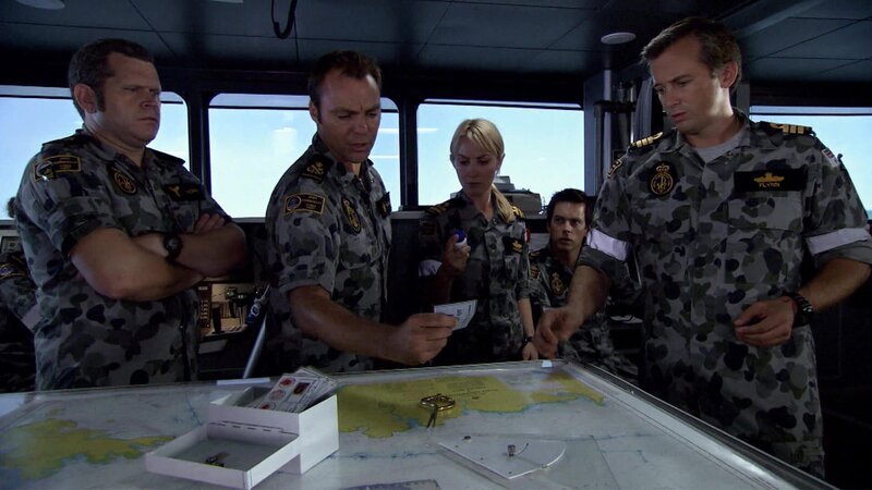 Lisa McCune als Lieutenant Kate McGregor (2.v.r.), Ian Stenlake als Lieutenant Commander Mike Flynn (r.) – Bild: AXN Black