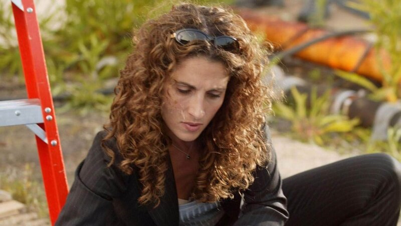 Das Opfer wurde mit einem Gürtel erdrosselt. Detective Bonasera (Melina Kanakaredes) setzt alles daran, den Mörder dingfest zu machen. – Bild: MG RTL D /​ CBS
