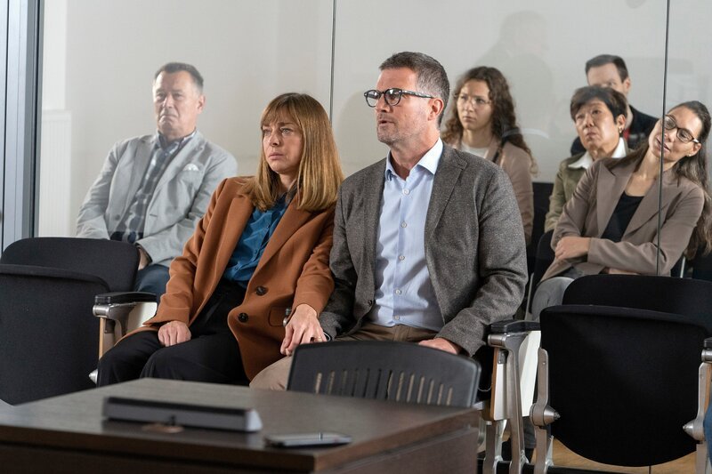 Edith Foster (Catherine Bode, 2.v.l.) und Thilo Foster (Simon Böer, 3.v.l.) verfolgen die Verhandlung zum Mordfall an Becky Gartner. – Bild: ZDF/​Andrea Enderlein/​ZDF Enterprises GmbH