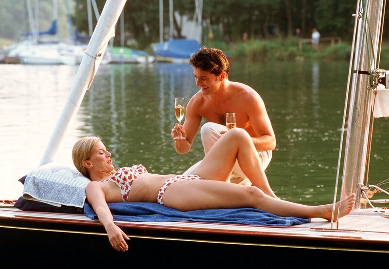 Graf Carl von Wildberg-Reutlingen (Pascal Breuer) trifft seine alte Freundin Tina (Eva Habermann) wieder, mit der er vor Jahren einen gemeinsamen Urlaub verbracht hat. – Bild: HR/​DEGETO