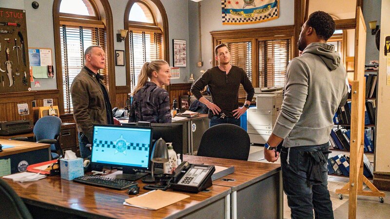 l-r: Hank Voight (Jason Beghe), Hailey Upton (Tracy Spiridakos), Jay Halstead (Jesse Lee Soffer), Kevin Atwater (LaRoyce Hawkins) – Bild: Universal Television LLC. All Rights Reserved.