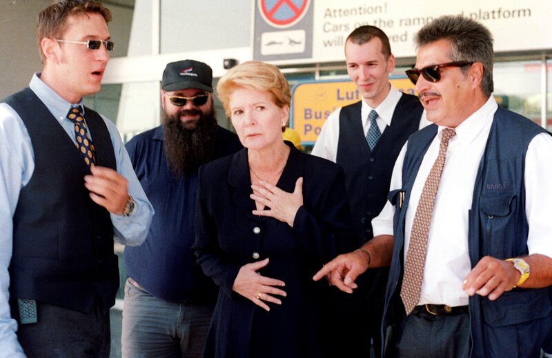 Julia Laubach (Christiane Hörbiger) hat am Flughafen – wo sie versucht, Carlos zu stoppen – mit den Taxifahrern eine Auseinandersetzung. – Bild: ORF/​Petro Domenigg