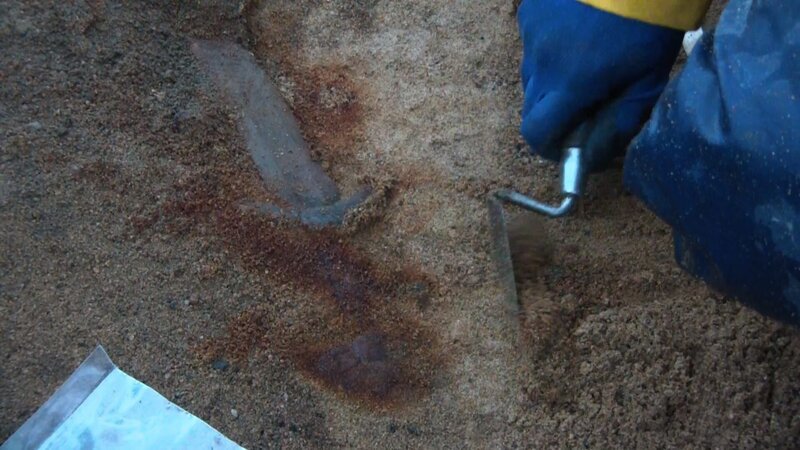 Die Funde der Grabstätte von Janakkala geben ein Rätsel auf: Es wurden sowohl ein Skelett und ein Schwert aus dem Mittelalter als auch ein Wikingerschwert ausgegraben. – Bild: ZDF/​Jeremy Freeston