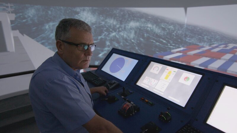 Kapitän Kim Milnes an der Steuerung des Schiffssimulators. (National Geographic/​DSP) – Bild: The National Geographic Channel