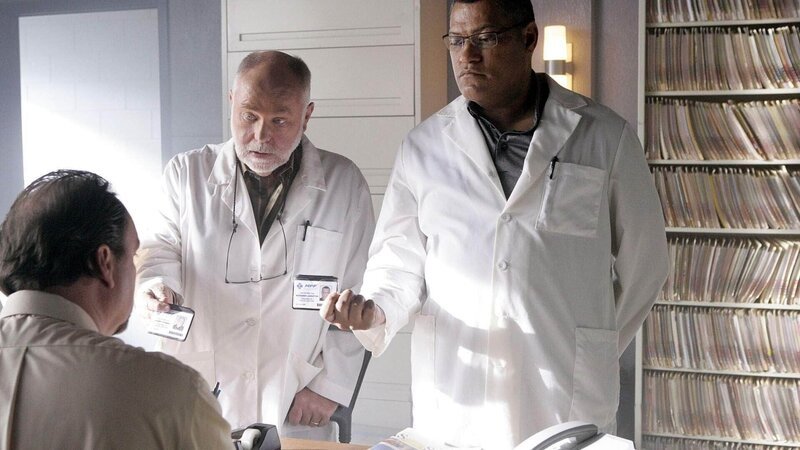 Dr. Robbins (Robert David Hall, li.) and Dr. Raymond Langston (Laurence Fishburne, re.) arbeiten zusammen. Sie wollen herausfinden um welche mysteriöse Krankheit es sich handelt, an der in Las Vegas bereits eine ganze Reihe von Menschen gestorben sind. – Bild: MG RTL D /​ CBS