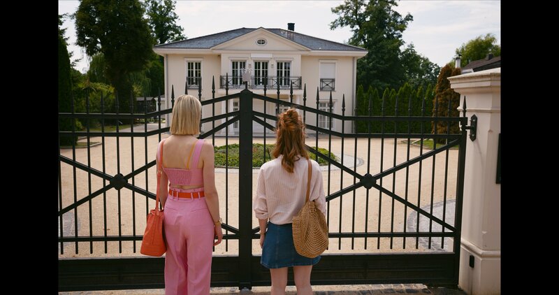 Franzi (Llewellyn Reichman) und Lena (Sarah Bauerett) vor den Toren von Franzis Elternhaus. – Bild: ZDF und Miriam Stanke