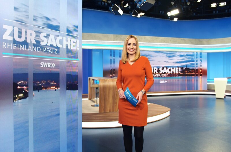 Das landespolitische Magazin, donnerstags um 20:15 Uhr im SWR Rheinland-Pfalz. Moderatorin Britta Krane. – Bild: SWR/​Kristina Schäfer
