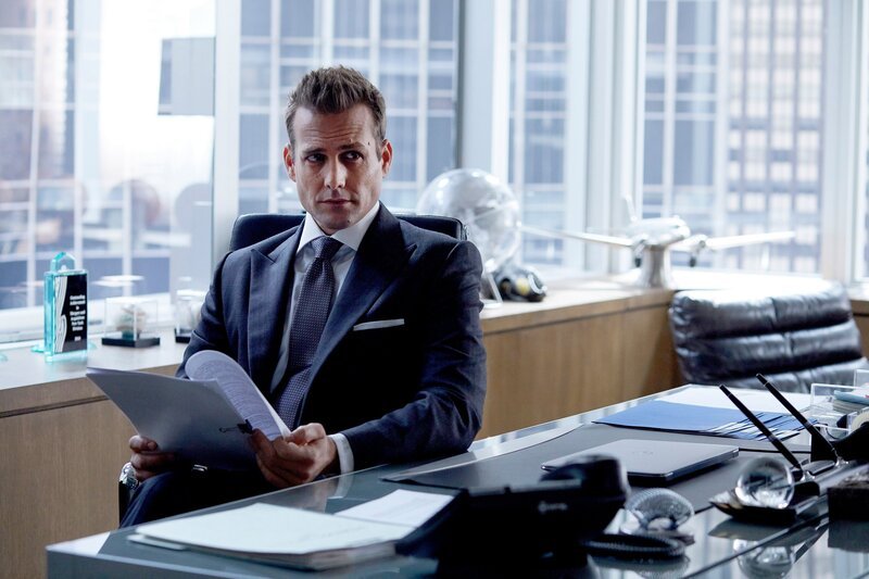 Harvey (Gabriel Macht) will das Beste für die Kanzlei. Er sucht nach einem Weg, wie der nun aus dem Gefängnis entlassene Mike doch wieder als Anwalt arbeiten kann. – Bild: USA Network Media, LLC