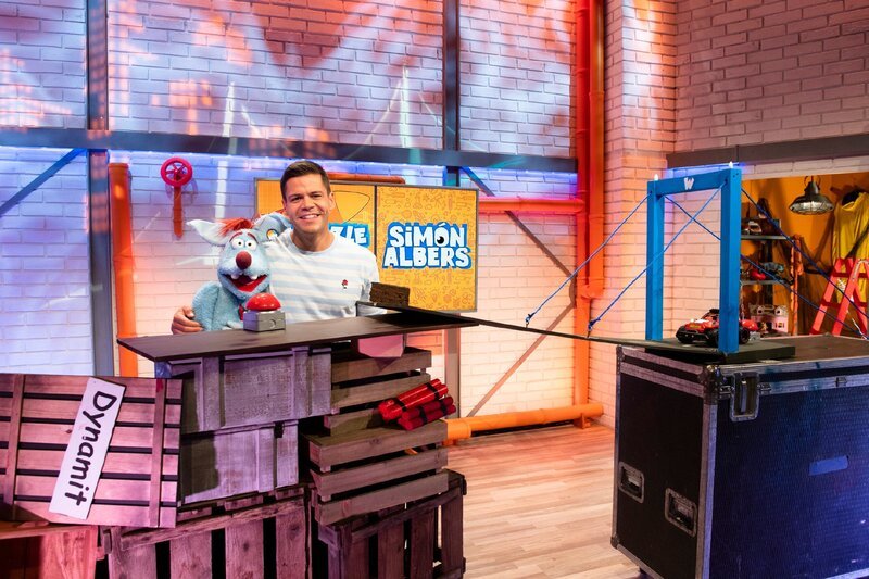 Woozle und Simón moderieren heute lieber getrennt über das Thema „Brücken“. Während Simóns neuer Moderationstisch ordentlich und aufgeräumt ist, geht es bei Woozle gewohnt chaotisch zu. – Bild: SUPER RTL