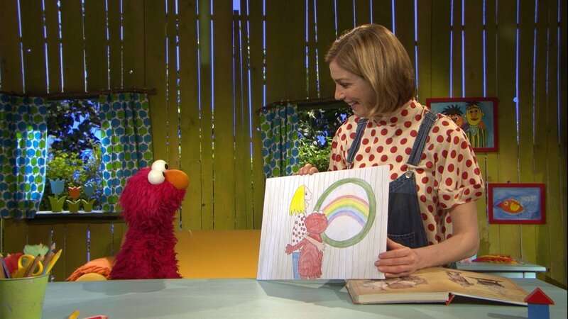 Elmo (l.) malt mit Julia (r.) einen Regenbogen. – Bild: NDR/​Studio Hamburg Produktion/​Sesame workshop