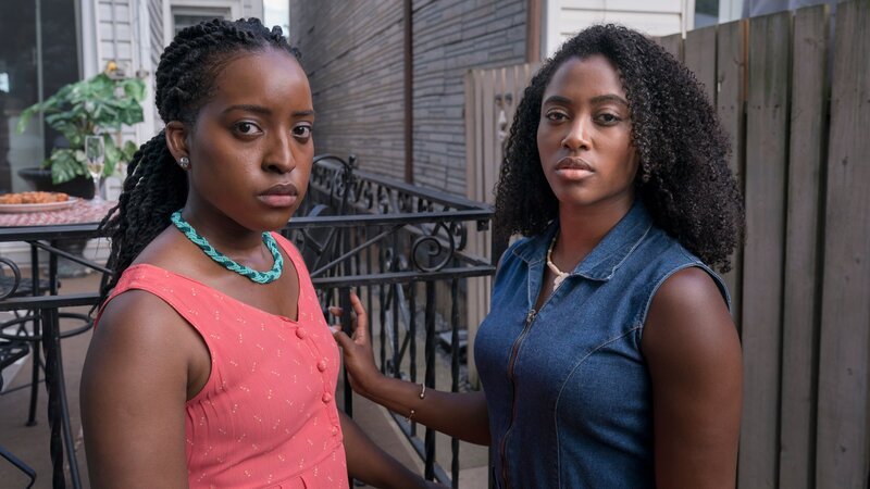 Die Kindheit von Brigitte und Carleen Goodridge war geprägt von brutalem Missbrauch. Eine der beiden wird sich an ihrem Peiniger rächen. – Bild: ZDF und Panagiotis Pantazidis