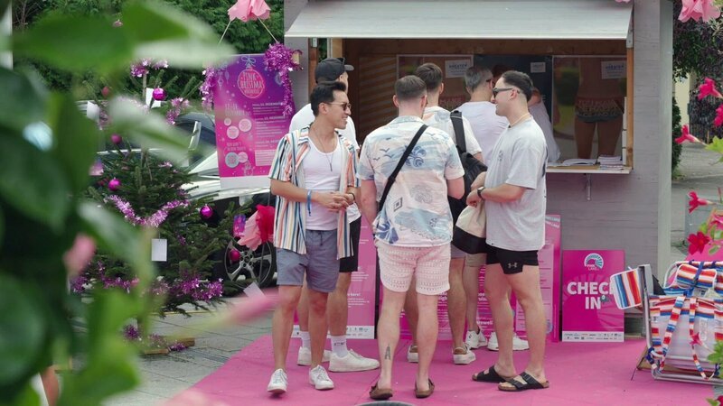 Pink Lake LGBTQ Informationstand in Pörtschach. – Bild: ORF/​ORF – Kärnten/​Christian Finding