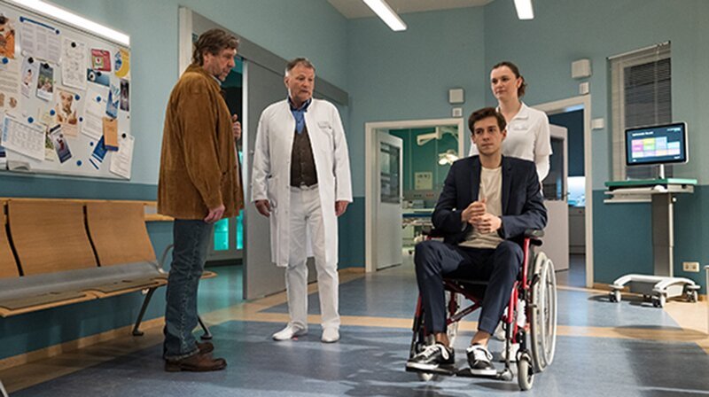 Dr. Ina Schulte (Isabell Gerschke) und Dr. Philipp Brentano (Thomas Koch) haben gerade erfahren, dass Sarah Marquardt und Philipps Frau Arzu mit einer Hochschwangeren im Fahrstuhl stecken geblieben sind. – Bild: MDR/​Saxonia Media/​Rudolf Wernicke