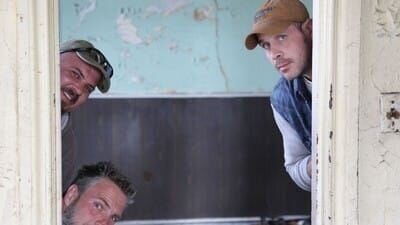 With only 60 days to spare before Philadelphia’s historic Church of the Nativity is demolished, the Jay, Markand Dan rush to retrieve abandoned treasures from the past 170 Jahren. The guys hit the jackpot when they find floral and Tiffany-style stained glass windows in the sanctuary, and a giant rose window worth $10,000 has Jay saying Amen. But perhaps their most surprising find is vintage parallel bars and the remains of a basement bowling alley. – Bild: National Geographic Society