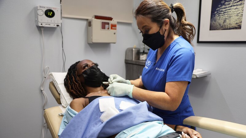 Dr. Pimple Popper: This is Zit S5 So6/​Dr. Sandra Lee removes steatocystomas from Brittney K. chest. – Bild: Discovery, Inc. /​ SHANE MARASHI