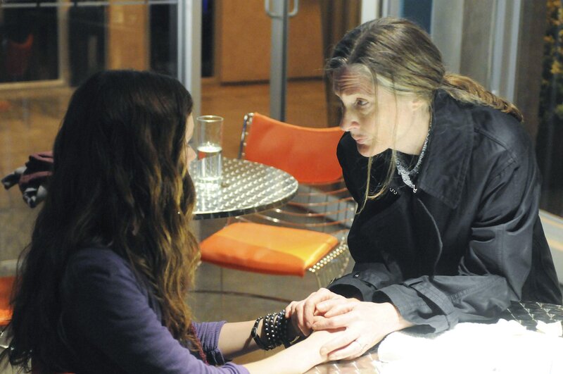 Emily Lightman (Hayley McFarland, l.) und Veronica (Annette O’Toole) – Bild: RTL Crime