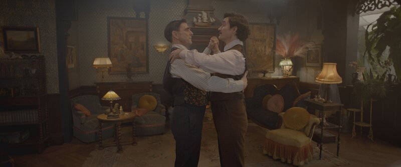 Alistair (Rik Young, r.) übt mit Clive (Jethro Skinner, l.) das Tanzen, denn Clive möchte Elena gern ausführen. – Bild: ZDF/​Cottonwood Media/​ZDF Studios