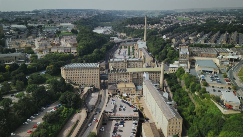 Außenaufnahme von Dean Clough per Drohne – Bild: Crime + Investigation /​ ITN PRODUCTIONS