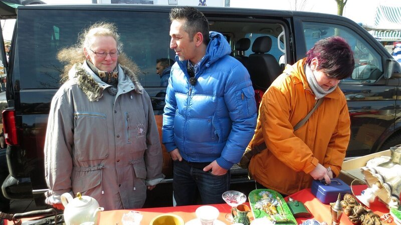 Trödelprofi Mauro Corradino mit Leonie (li.) und Esther auf dem Flohmarkt – Bild: RTLZWEI