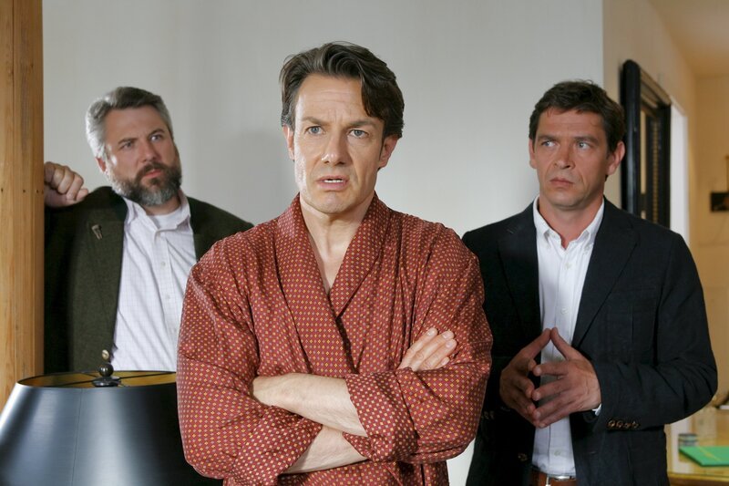 Kommissare Stadler (Dieter Fischer, l.) und Lind (Tom Mikulla, r.) gehen davon aus, dass der Mordanschlag Harry Rotburg (Urs Remond, m.) galt. – Bild: ZDF und Christian A. Rieger