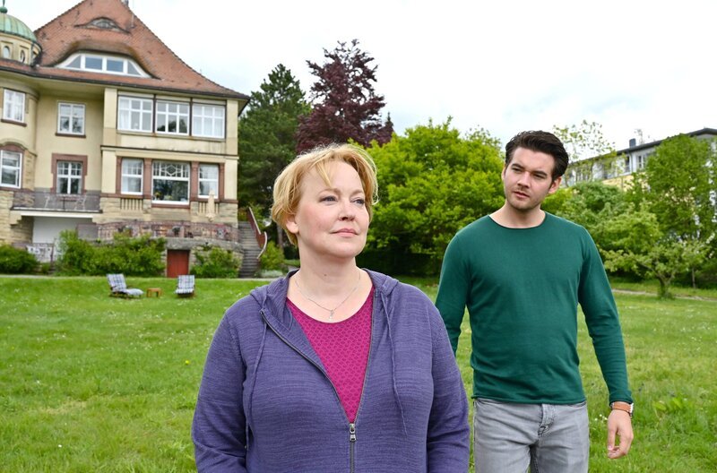 Nele Fehrenbach (Floriane Daniel, links) kann nicht glauben, dass ihre Mutter den neuen Kollegen Jakob Frings (Max König, rechts) als Untermieter in die Familienvilla einquartiert hat. – Bild: ARD/​Bernd Schuller