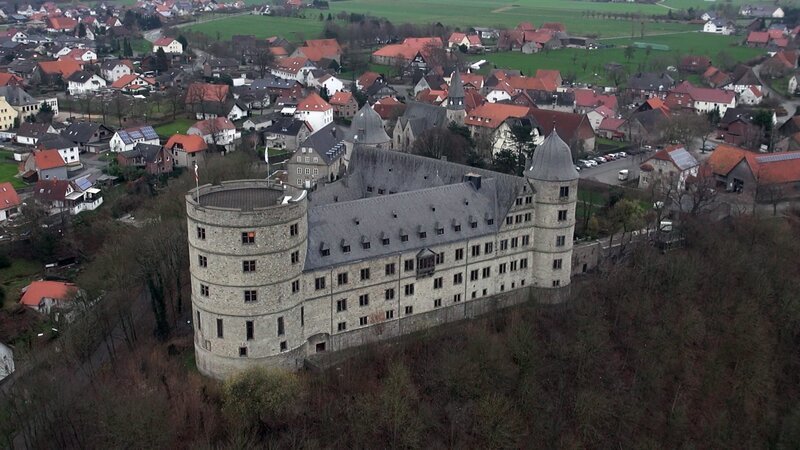 WEWELSBURG, GERMANY – An aerial shot of the Wewelsburg Castle, which is located in the district of Paderborn and stands high on a rock overlooking the Alme Valley. Zamek Wewelsburg (Niemcy) – Bild: The National Geographic Channel