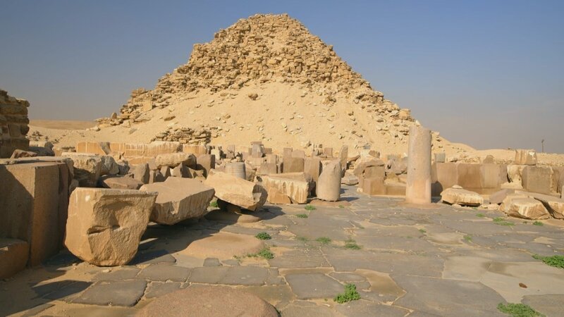 Warum ist die etwa 50 Jahre nach den Pyramiden von Gizeh errichtete Pyramide von König Sahure so viel kleiner als ihre gigantischen Vorbilder? – Bild: ZDF und Windfall Films