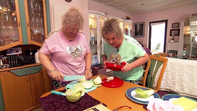 Conny und Heidrun testen den „Shred Machine Fleischwolf“. – Bild: RTL