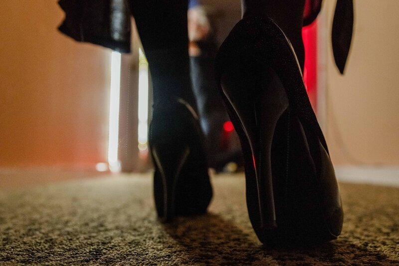 Die Frau geht. – Bild: stan /​ Moonlite Productions Inc /​ Crime + Investigation