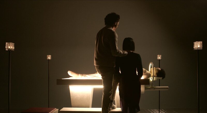 Oscar und Jess beobachten, wie Eva in die virtuelle Welt hochgeladen wird. – Bild: National Geographic /​ NGC Network US, LLC