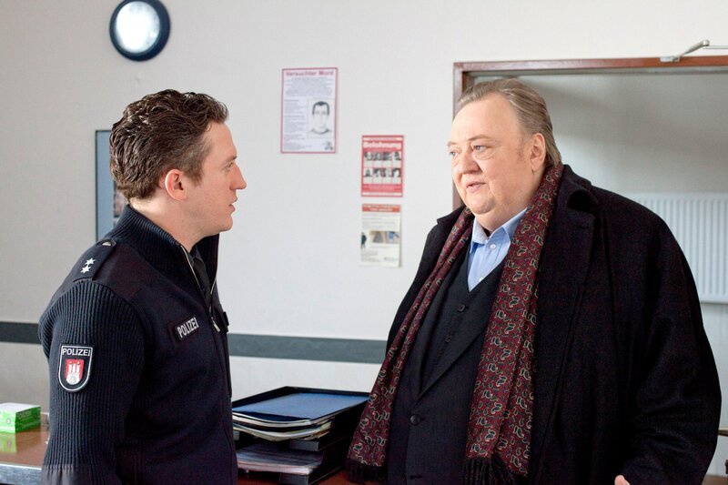 Gregor Ehrenberg (Dieter Pfaff, r.) ist fassungslos. Er erfährt von Gerd Wohlers (Josef Heynert, l.), dass sein Vater in einem U-Bahnhof randaliert und in Polizei-Gewahrsam genommen wurde. – Bild: HR/​ARD/​Georges Pauly