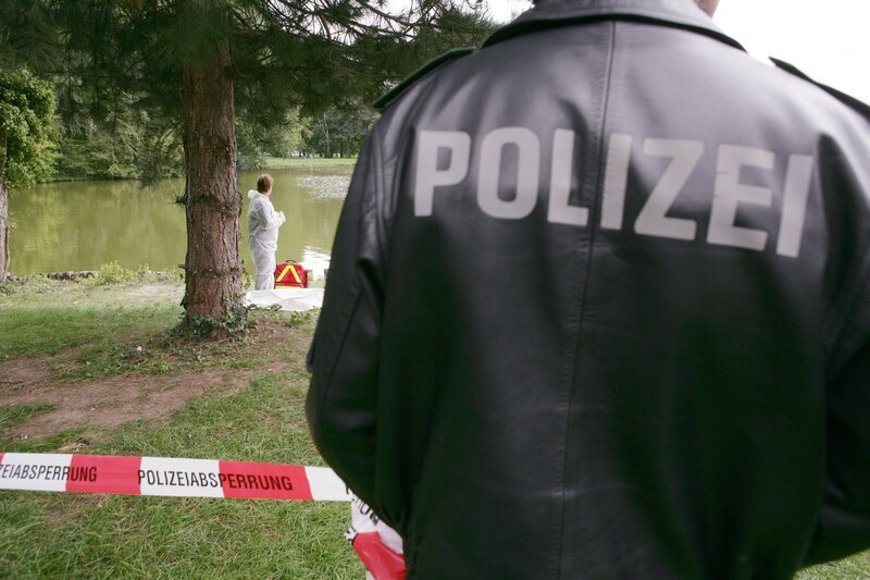 Polizisten, Rechtsmediziner und Kriminaltechniker aus ganz Deutschland berichten über die spektakulärsten Mordfälle ihrer Karriere; die Mordkommissionen öffnen Polizeiakten und Asservatenkammern und präsentieren zum Teil noch nicht veröffentlichte Polizeifotos und Originalvideos. – Bild: VOX/​Gregorowius