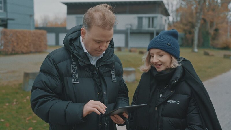 Strafverteidiger Burkhard Benecken und seine Mitarbeiterin am Tatort: Sie wollen wissen, wie Hannah Schickramm getötet wurde. – Bild: ZDF und Maciej Rolbiecki