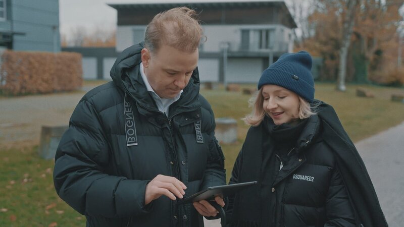 Strafverteidiger Burkhard Benecken und seine Mitarbeiterin am Tatort: Sie wollen wissen, wie Hannah Schickramm getötet wurde. – Bild: ZDF und Maciej Rolbiecki
