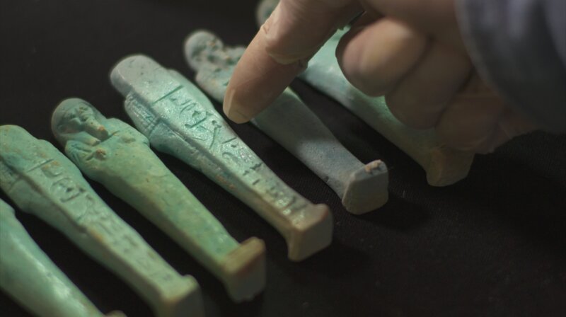 Saqqara, Ägypten – Rund 400 Shabti-Figuren wurden in der einsamen Grabkammer entdeckt. Shabtis waren symbolische Diener, die den Toten zu einem leichteren Leben nach dem Tod verhelfen sollten. Diese schönen Exemplare verraten ihren Besitzer durch den eingravierten Namen – Tadihor. – Bild: The National Geographic Channel
