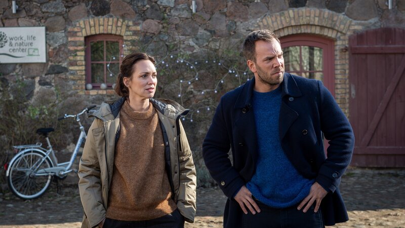 Der neue Fall der SOKO Wismar führt die Kommissare Karoline Joost (Nike Fuhrmann, l.) und Lars Pöhlmann (Dominic Boeer, r.) in die Welt der digitalen Nomaden und kreativen Querdenker. Reisen und arbeiten, wo immer man will, statt immer nur im Büro zu versauern. Doch der Schein des entspannten Lebens trügt – schließlich gibt es unter den Lebenskünstlern eine Leiche. – Bild: ZDF und Marc Meyerbröker
