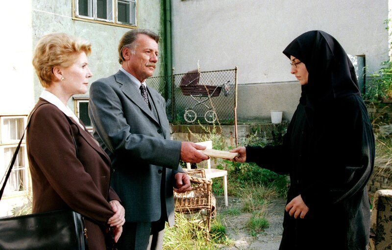 Bürgermeister Martin Reidinger übergibt an Yasu Öcal – die Witwe des verunglückten Bauarbeiter Ylmaz Öcal – eine beachtliche Summe (v.li.: Christiane Hörbiger, Franz Buchrieser, Proschat Madani). – Bild: ORF/​Petro Domenigg