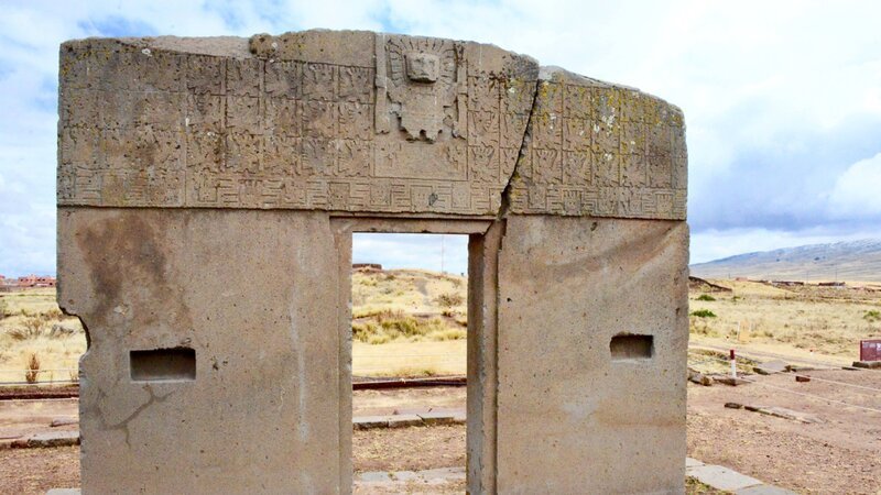 Das Sonnentor steht heute nicht mehr an seinem ursprünglichen Platz. Original befand es sich zentral am Eingang zum Innersten der Tempelanlage. – Bild: ZDF /​ Stephan Zengerle