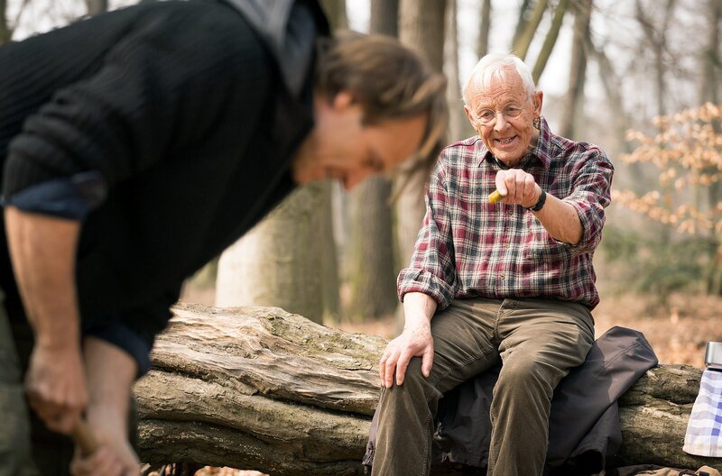 Dr. Ina Schulte (Isabell Gerschke) und Dr. Philipp Brentano (Thomas Koch) haben gerade erfahren, dass Sarah Marquardt und Philipps Frau Arzu mit einer Hochschwangeren im Fahrstuhl stecken geblieben sind. – Bild: MDR/​Saxonia Media/​Rudolf Wernicke