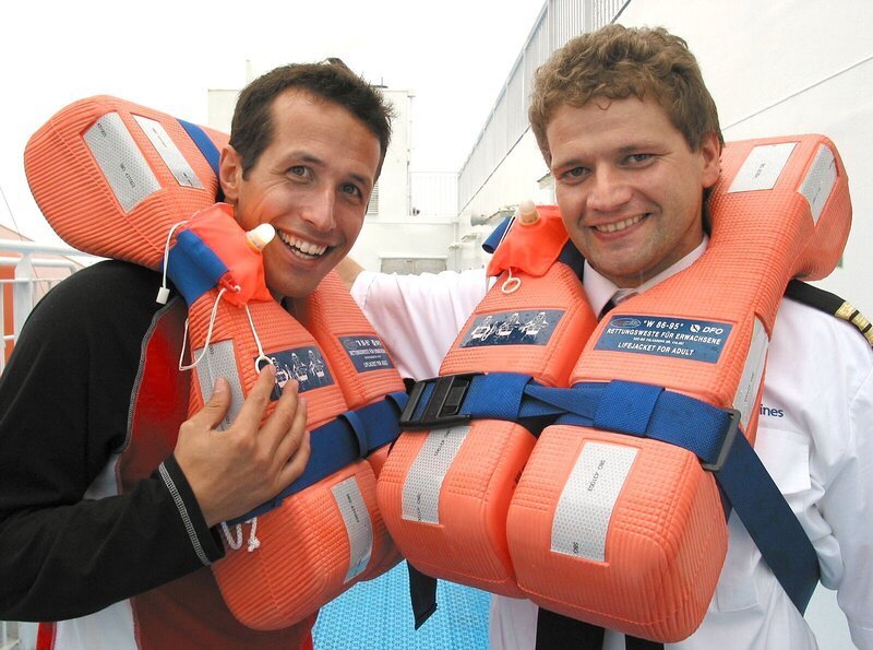 Willi und Jörg mit Rettungsweste. – Bild: Bayerischer Rundfunk/​megaherz gmbh