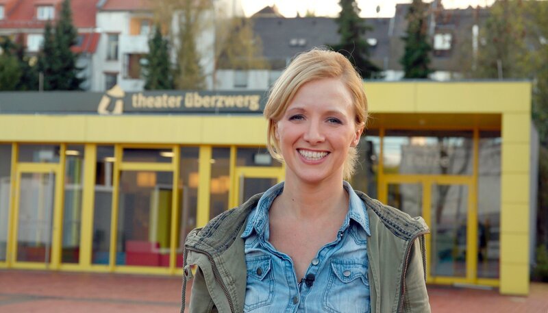 Anna Lena Dörr nimmt an der Übungsstunde eines der Jugendclubs des größten professionellen Kinder-, Jugend- und Familientheaters im Saarland und in Rheinland-Pfalz teil und lernt grundlegende Theatertechniken. – Bild: SWR/​Thomas Keck