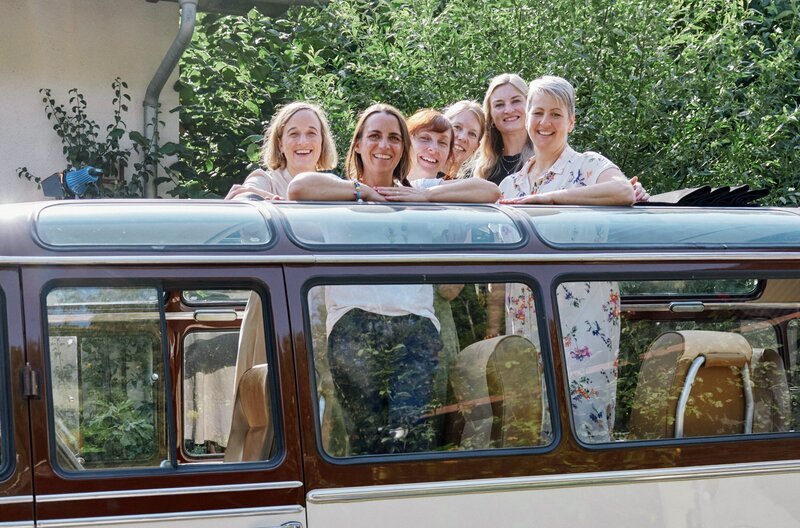 Die Landfrauen im Bus bei Gastgeberin Anne Trautwein am Kaiserstuhl. vlnr: Anne-Christin Trautwein, Heike Schiltz, Lara Jenner, Sonja Müller, Michaela Pistono, Petra Waldraff – Bild: SWR/​Philipp Thurmaier