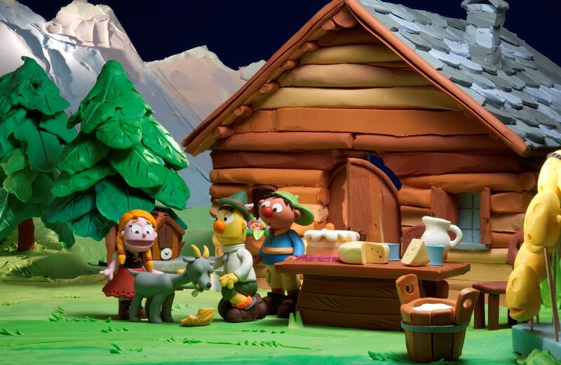 Ernie (re.) und Bert (Mi.) treffen in den Bergen die berühmte Heidi (li.) mit ihrer Ziege und werden in ihre Hütte eingeladen. – Bild: NDR/​Sesameworkshop