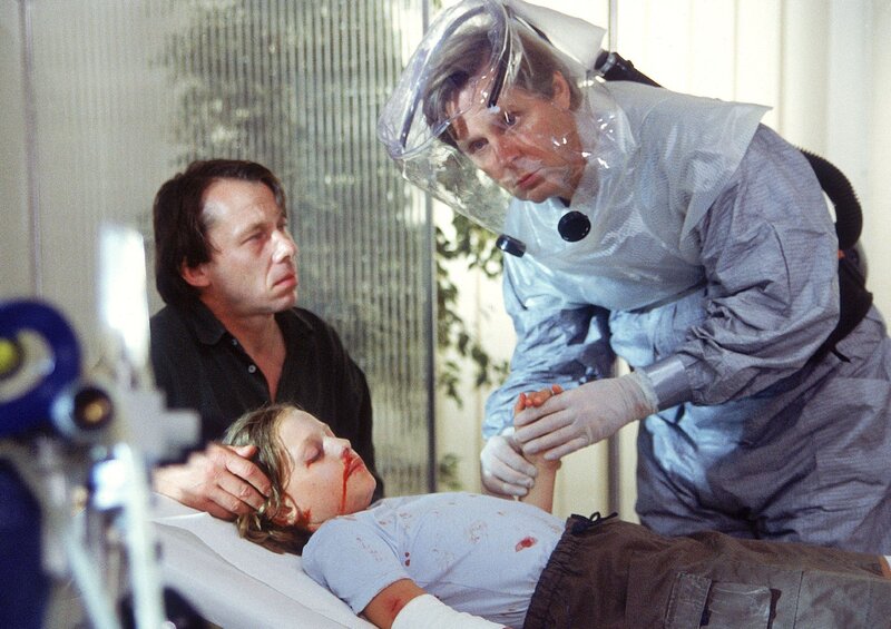 Kann Dr. Stefan Frank (Sigmar Solbach, re.) Urs Weikl (Ulrich Wiggers) und seiner Tochter Lara (Nadine Gallus), die anscheinend an einer hochinfektiösen Krankheit leiden, helfen? – Bild: RTLplus