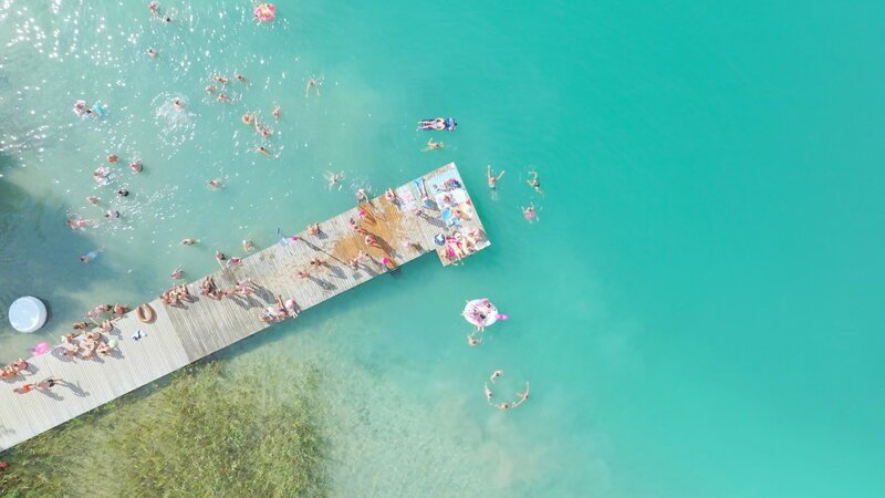 Die Blumeninsel im Promenadenbad Pörtschach, die während des Pink Lake LGBTQ Festivals in einen bunten Beach Club verwandelt wird – Bild: ORF/​ORF – Kärnten/​Christian Finding