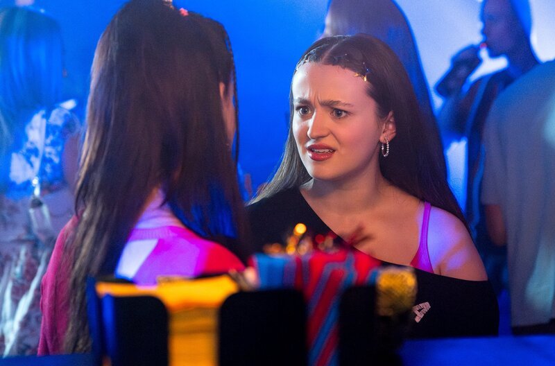 Tina (Anita Eichhorn, links) tut Majas (Godiva Adela, rechts) Influencerin-Traum als unrealistisch ab. – Bild: BR/​Lena Semmelroggen